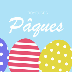 Bonne image de Pâques sur fond bleu clair avec des oeufs de Pâques colorés et une phrase de voeux.
